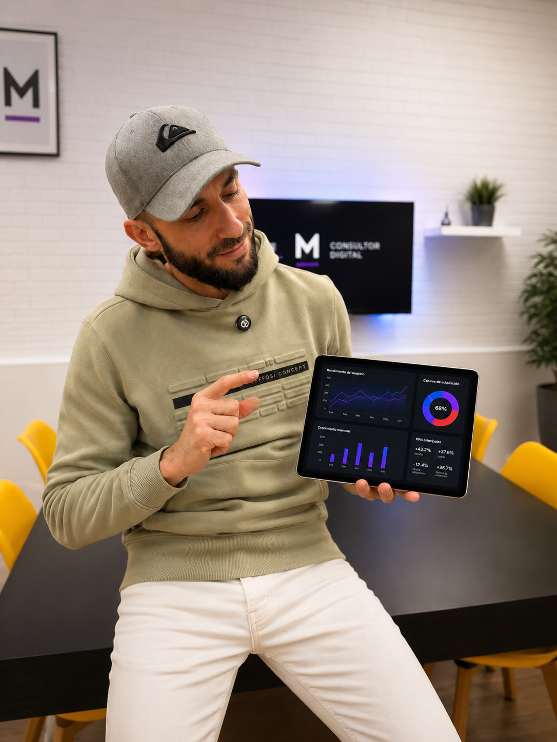 Miguel trabajando con tecnología